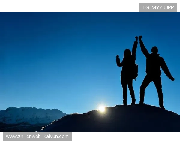 格子旗挥动，新科世界冠军诺里斯与团队成员激动相拥