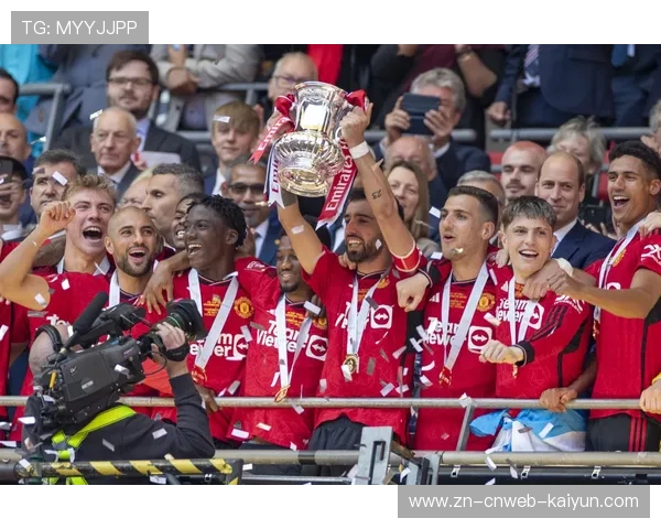 纽卡后卫特里皮尔多次传中，对阵狼队造威胁